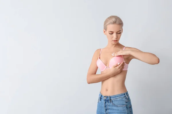 Mujer Joven Revisando Pecho Sobre Fondo Gris Concepto Concienciación — Foto de Stock