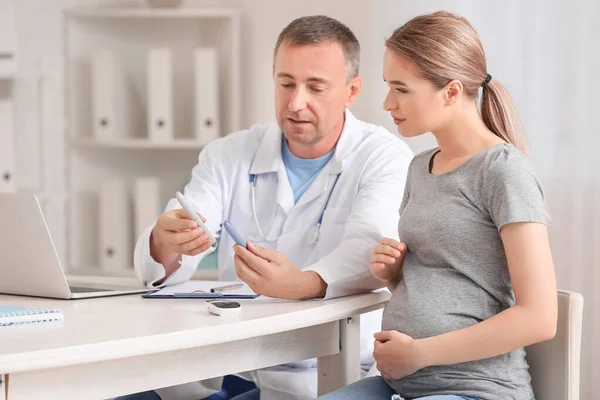 Pregnant Diabetic Woman Visiting Doctor Clinic — Stock Photo, Image