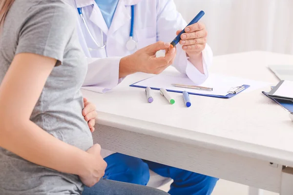 Mulher Diabética Grávida Visitando Médico Clínica — Fotografia de Stock