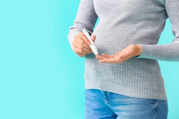 Pregnant Diabetic Woman Lancet Pen Color Background — Stock Photo, Image