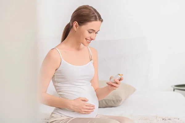 Zwangere Diabetische Vrouw Die Thuis Bloedsuikerspiegel Meet — Stockfoto