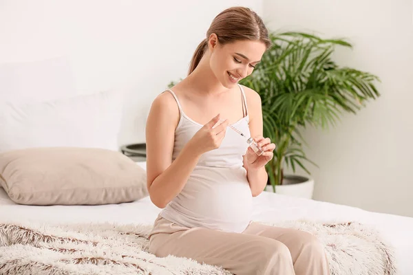 Zwangere Diabetische Vrouw Met Insuline Spuit Ampul Thuis — Stockfoto