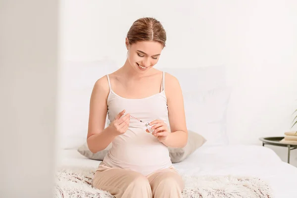 Zwangere Diabetische Vrouw Met Insuline Spuit Ampul Thuis — Stockfoto