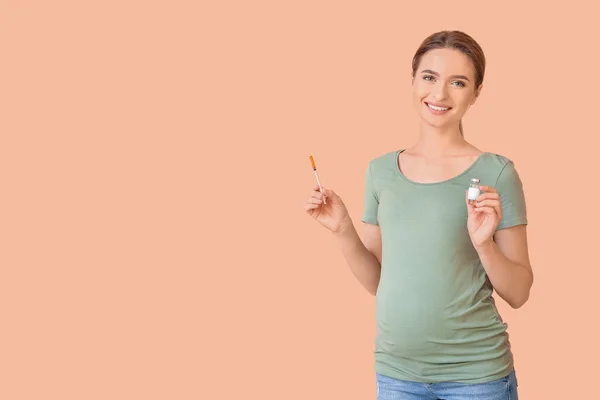 妊娠中の糖尿病女性でインスリン注射器とアンプルの色の背景 — ストック写真