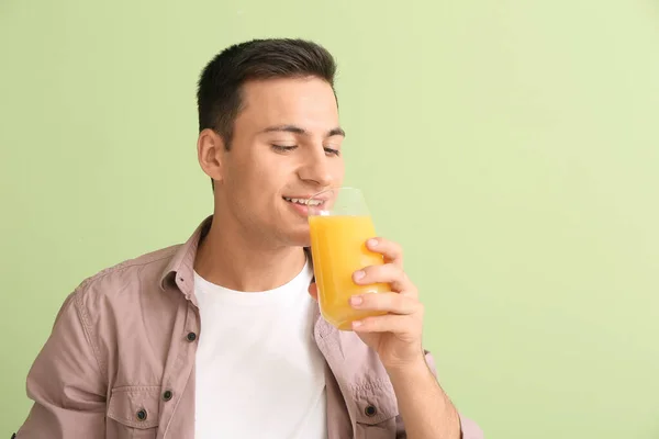 Hombre Guapo Con Jugo Naranja Sobre Fondo Color —  Fotos de Stock