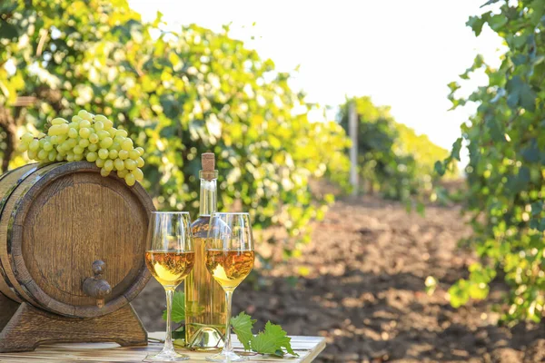 Baril Bouteille Verres Vin Sur Table Dans Vignoble — Photo