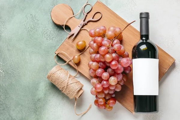 Zusammensetzung Mit Wein Und Süßen Reifen Trauben Auf Farbigem Hintergrund — Stockfoto
