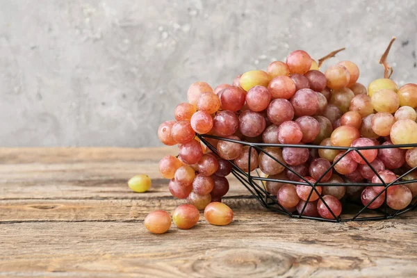 Bowl Sweet Ripe Grapes Wooden Table — Stock Photo, Image