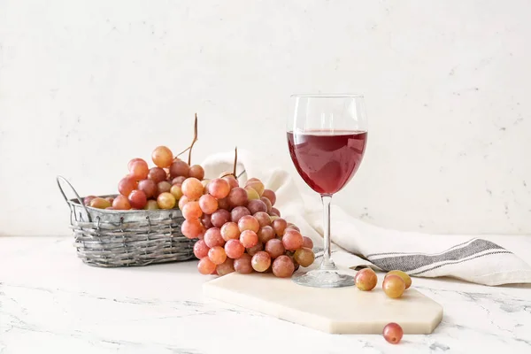 Copa Vino Uvas Maduras Dulces Mesa — Foto de Stock