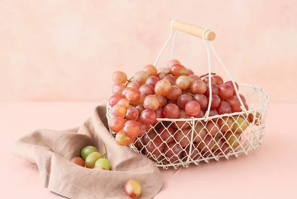 Panier Avec Raisins Mûrs Doux Sur Fond Couleur — Photo