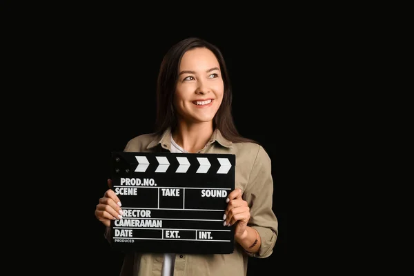 Νεαρή Γυναίκα Σκηνοθέτης Ταινία Που Χειροκροτεί Σκούρο Φόντο — Φωτογραφία Αρχείου