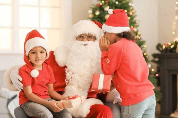 アフリカ系アメリカ人の子供はクリスマスの前夜に家でサンタに願い事を言う — ストック写真