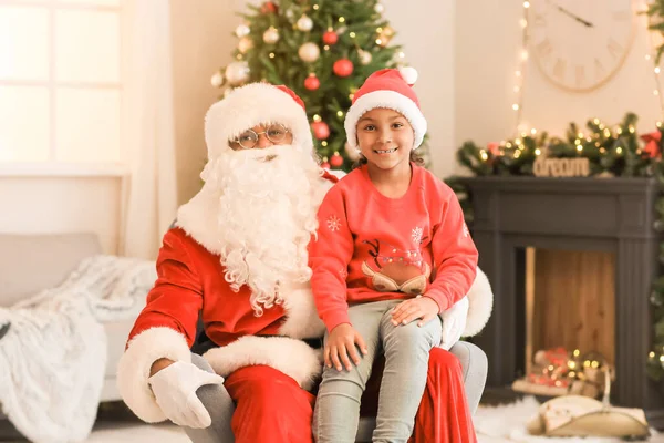 African American Santa Claus Cute Girl Home Christmas Eve — Stock Photo, Image