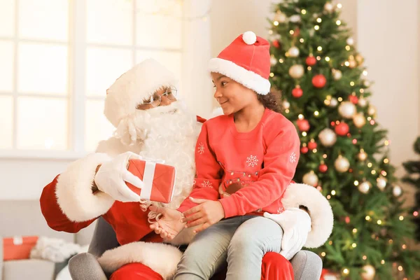 African American Santa Claus Cute Girl Home Christmas Eve — Stock Photo, Image