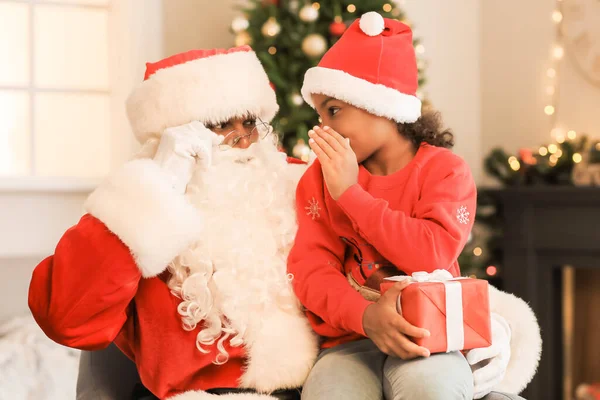 圣诞节前夕 非洲裔美国女孩在家里向圣诞老人转达了她的祝福 — 图库照片