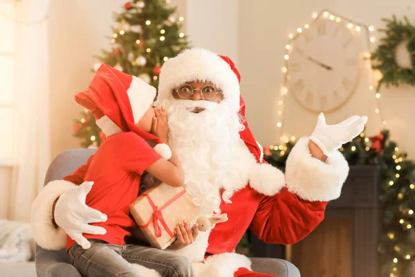 Niño Afroamericano Diciéndole Santa Claus Deseo Casa Víspera Navidad —  Fotos de Stock