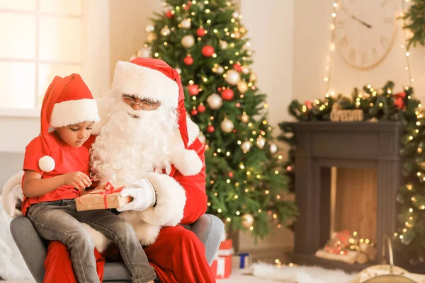 Africano Americano Santa Claus Con Lindo Chico Casa Víspera Navidad — Foto de Stock
