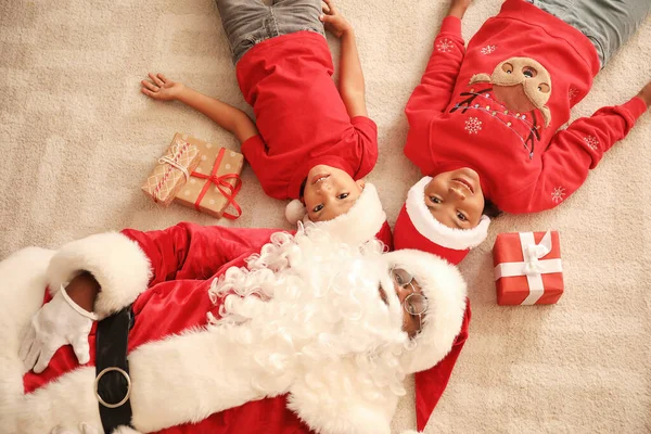 アフリカ系アメリカ人サンタクロースとともにかわいい子供たちとともに自宅でクリスマス前夜 — ストック写真