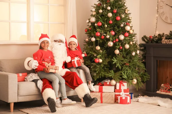 African American Santa Claus Cute Children Home Christmas Eve — Stock Photo, Image