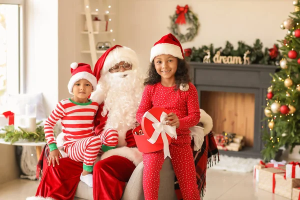 圣诞节前夕 有可爱孩子在家里的非裔美国人圣诞老人 — 图库照片