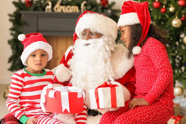 Afro Americano Papai Noel Crianças Bonitos Com Presentes Casa Véspera — Fotografia de Stock