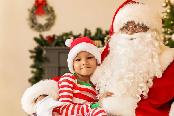 Афро Американский Санта Клаус Симпатичным Мальчиком Дома Канун Рождества — стоковое фото