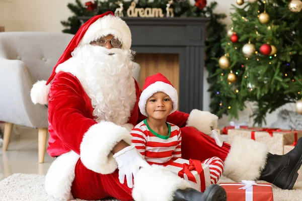 Афроамериканець Санта Клаус Милий Хлопчик Подарунками Вдома Напередодні Різдва — стокове фото