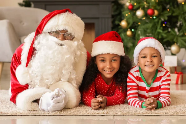 Afro Americano Papai Noel Com Crianças Bonitos Casa Véspera Natal — Fotografia de Stock