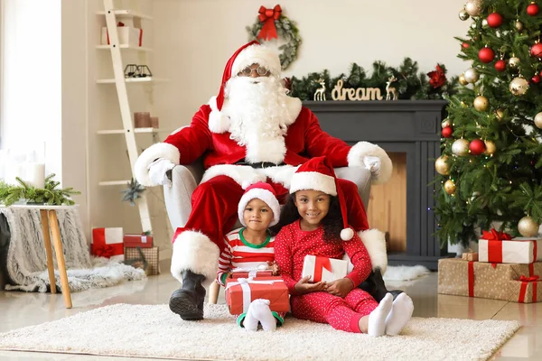 圣诞节前夕 有可爱孩子在家里的非裔美国人圣诞老人 — 图库照片