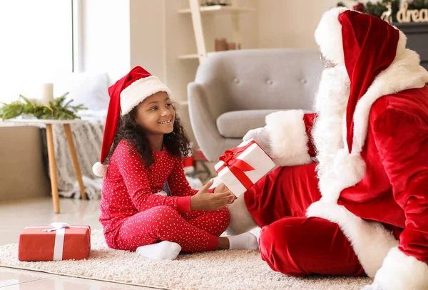 African American Santa Claus Cute Girl Gifts Home Christmas Eve — Stock Photo, Image