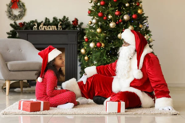 Afro Amerikanischer Weihnachtsmann Mit Süßem Mädchen Hause Heiligabend — Stockfoto