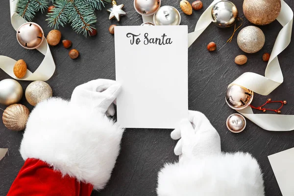 サンタは暗い背景に手紙やクリスマスの装飾で — ストック写真