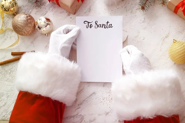 Santa Con Carta Decoración Navideña Sobre Fondo Blanco — Foto de Stock