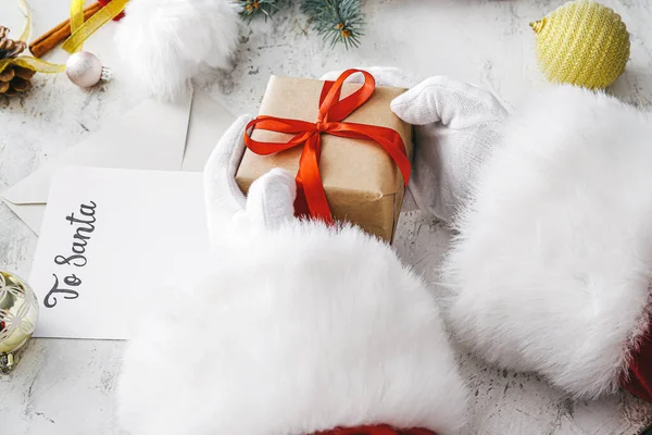 Santa Χριστουγεννιάτικο Δώρο Λευκό Φόντο — Φωτογραφία Αρχείου