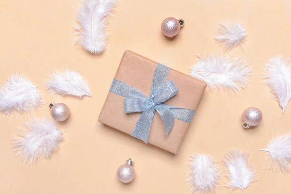 Krásná Vánoční Výzdoba Dárkovou Krabicí Barevném Pozadí — Stock fotografie