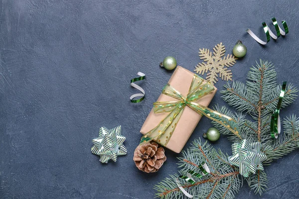 Όμορφη Διακόσμηση Χριστουγέννων Και Κουτί Δώρου Σκούρο Φόντο — Φωτογραφία Αρχείου