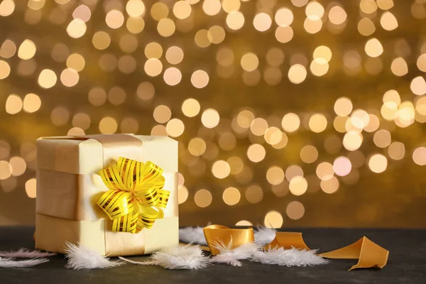 Decoración Navidad Con Caja Regalo Mesa Contra Luces Borrosas — Foto de Stock