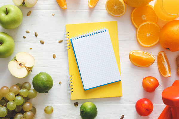 Изделия с блокнотами на белом деревянном фоне. Концепция питания