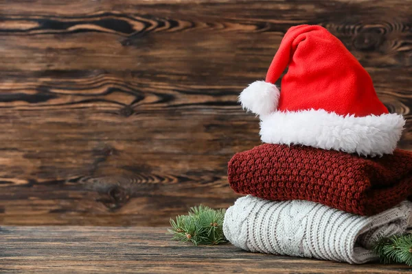 Roupas Natal Elegantes Com Chapéu Papai Noel Mesa — Fotografia de Stock