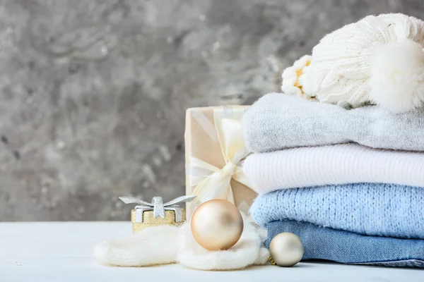 Stijlvolle Kerstkleding Met Cadeau Tafel — Stockfoto