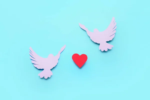 Kağıt Güvercinler Renkli Bir Kalp Uluslararası Barış Günü — Stok fotoğraf
