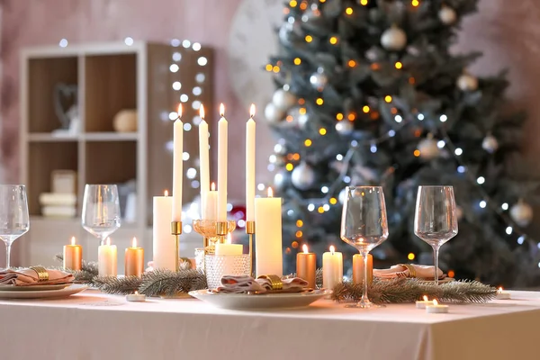 客厅里摆满了圣诞装饰品的漂亮桌子 — 图库照片