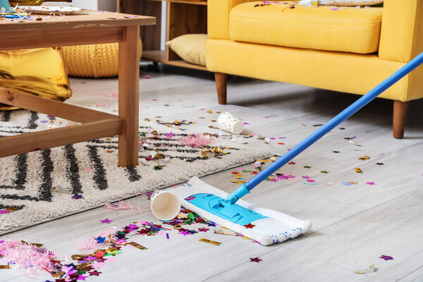 Уборка грязной комнаты после празднования вечеринки