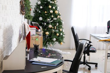 Yeni yıl partisinden sonra dağınık ofis.