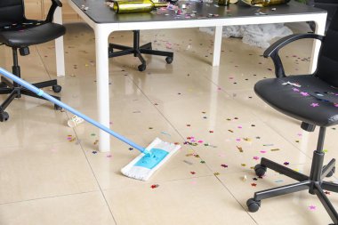 Parti sonrası ofis temizliği