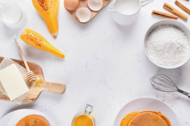 Masada lezzetli balkabağı krepleri hazırlamak için malzemelerden yapılmış çerçeve.