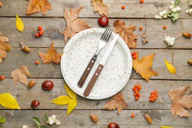 Ahşap zemin üzerinde sonbahar dekoru olan güzel masa ayarları