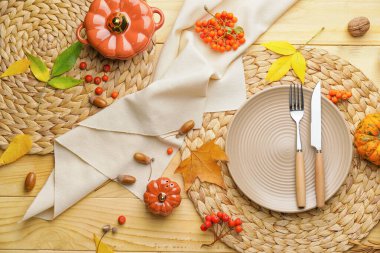 Ahşap zemin üzerinde sonbahar dekoru olan güzel masa ayarları