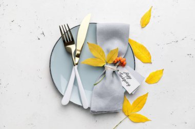 Beyaz arka planda Şükran Günü kutlaması için güzel bir masa.