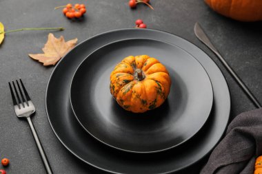 Koyu arkaplanda sonbahar dekoru olan güzel masa ayarları